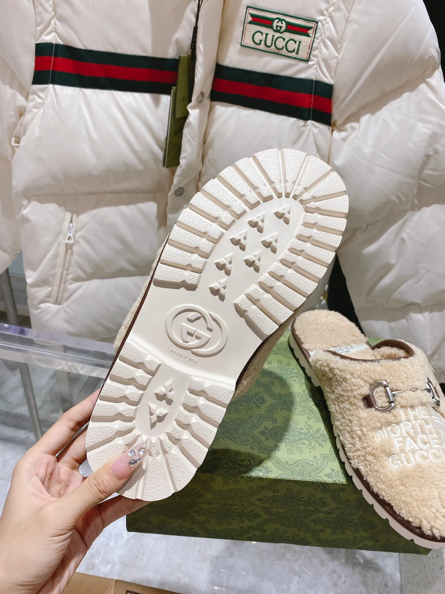 👟👟Ex-factory price 480👟👟Gucci official website collaboration foreign trade hot-selling autumn and winter 🐑wool slippers. This pair of sandals is part of The North Face x Gucci series, which connects two brands with similar history and values ​​to celebrate the spirit of exploration. The pieces feature a range of vibrant prints, with merino wool embroidered with The North Face x Gucci logo, florals and forest-inspired patterns. Beige Merino wool Unisex The North Face x Gucci Logo web label Rubber foam sole Flat Made in Italy Women’s sizes 36-40 Men’s sizes 39-48